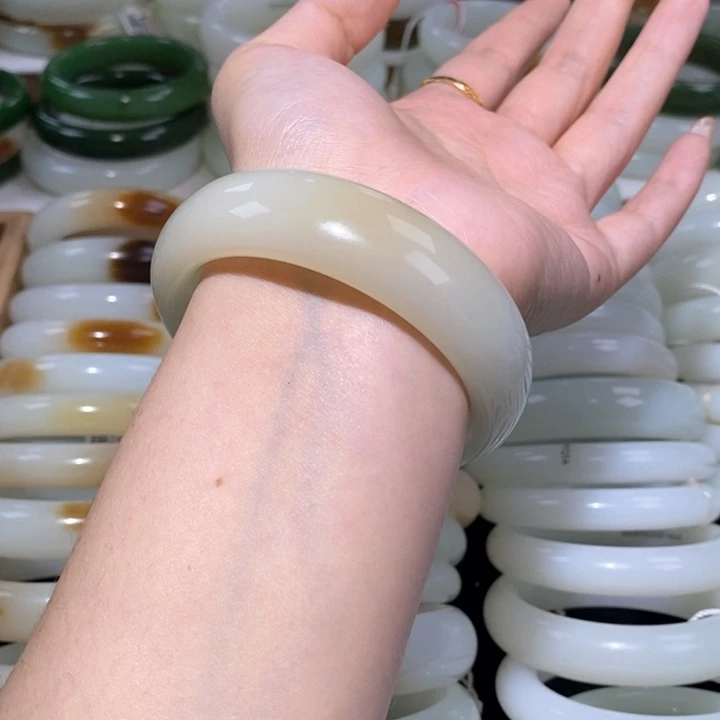 和田玉手镯未镶嵌糖白镯58