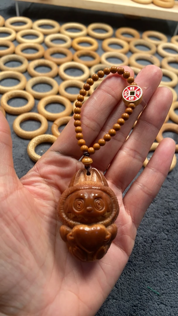 橄榄核雕刻爱心拉布布手把件大尺寸精工雕刻