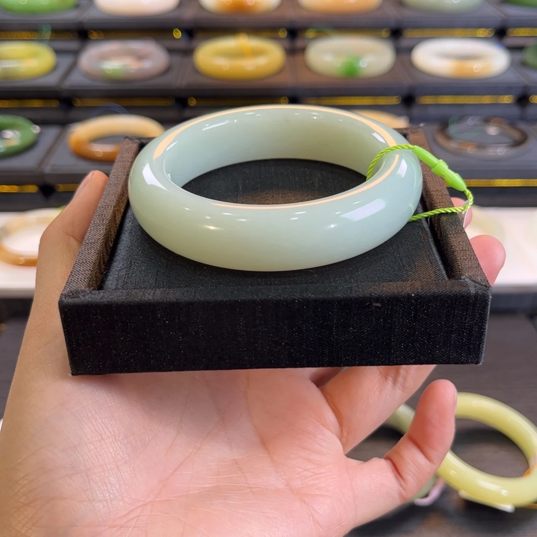 和田玉未镶嵌手镯宽版且末奶蓝