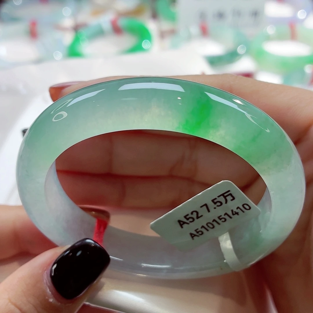 翡翠未镶嵌手镯（贵妃镯）冰透起光点翠68-52贵48