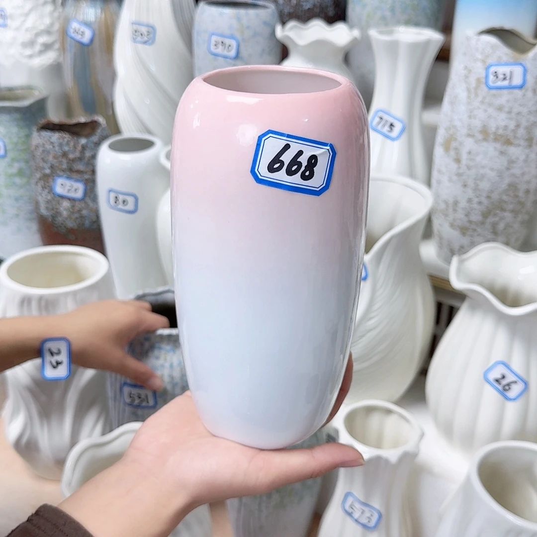 668号粉白亮釉陶瓷高20厘米一个