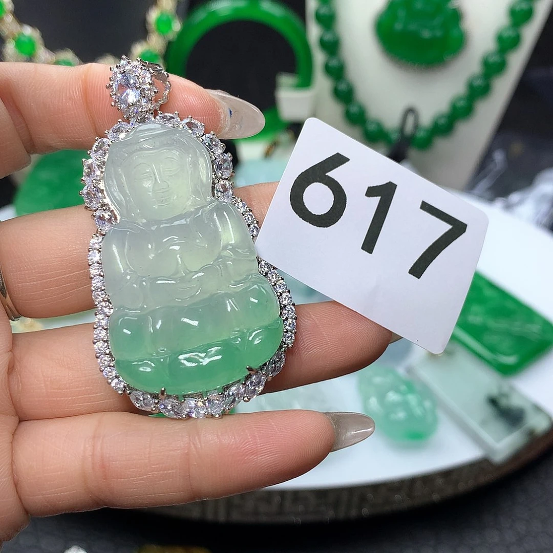 翡翠吊坠(赠链)未镶嵌