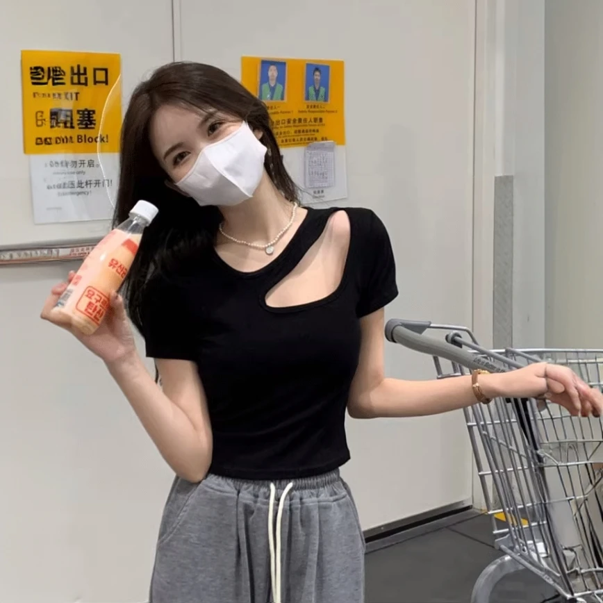 甜辣纯欲风短款黑色短袖T恤女夏季2025设计感镂空修身心机上衣ins