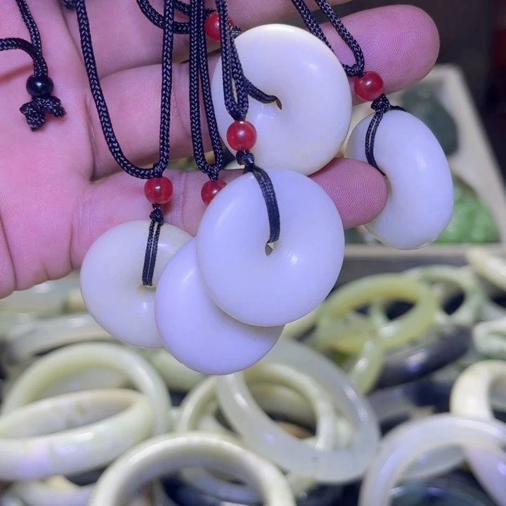 蛇纹石玉未镶嵌颈饰