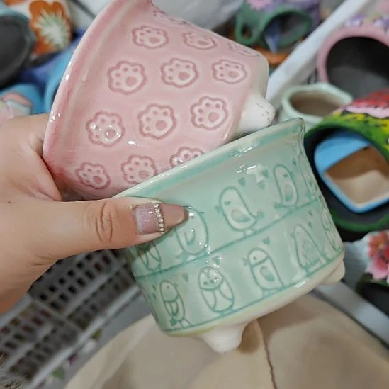 当场拍满15元发货不凑不发，花盆盆口不方不圆有针孔黑点是正常的，