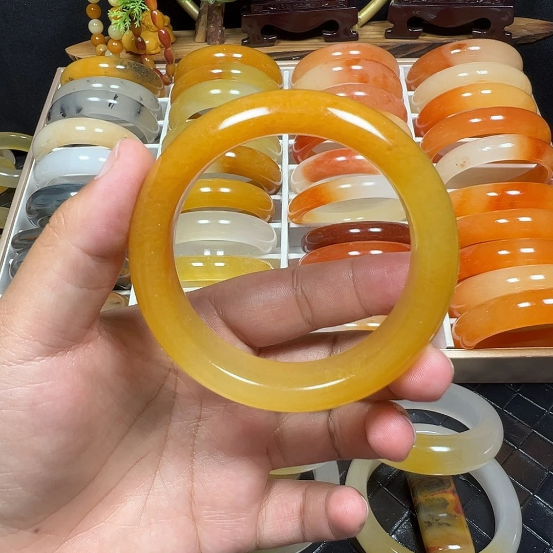 妍***石英质玉（黄龙玉）未镶嵌手镯