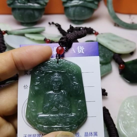 翡翠未镶嵌颈饰挂件