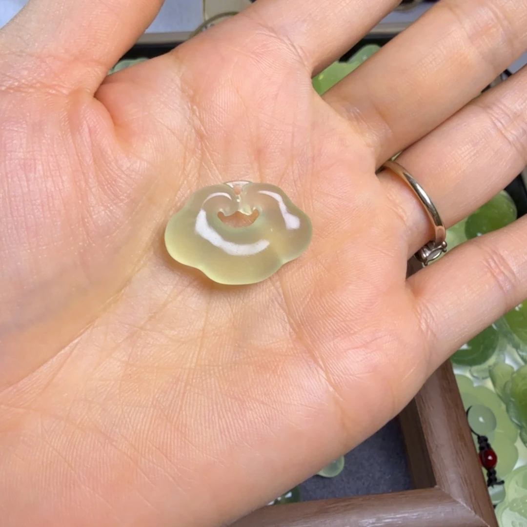 美***o蛇纹石玉未镶嵌颈饰