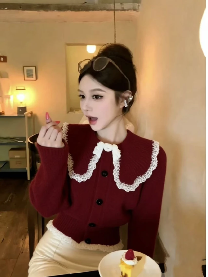 2025秋冬巨好看气质温柔高级感红色娃娃领蕾丝拼接针织毛衣女冬季