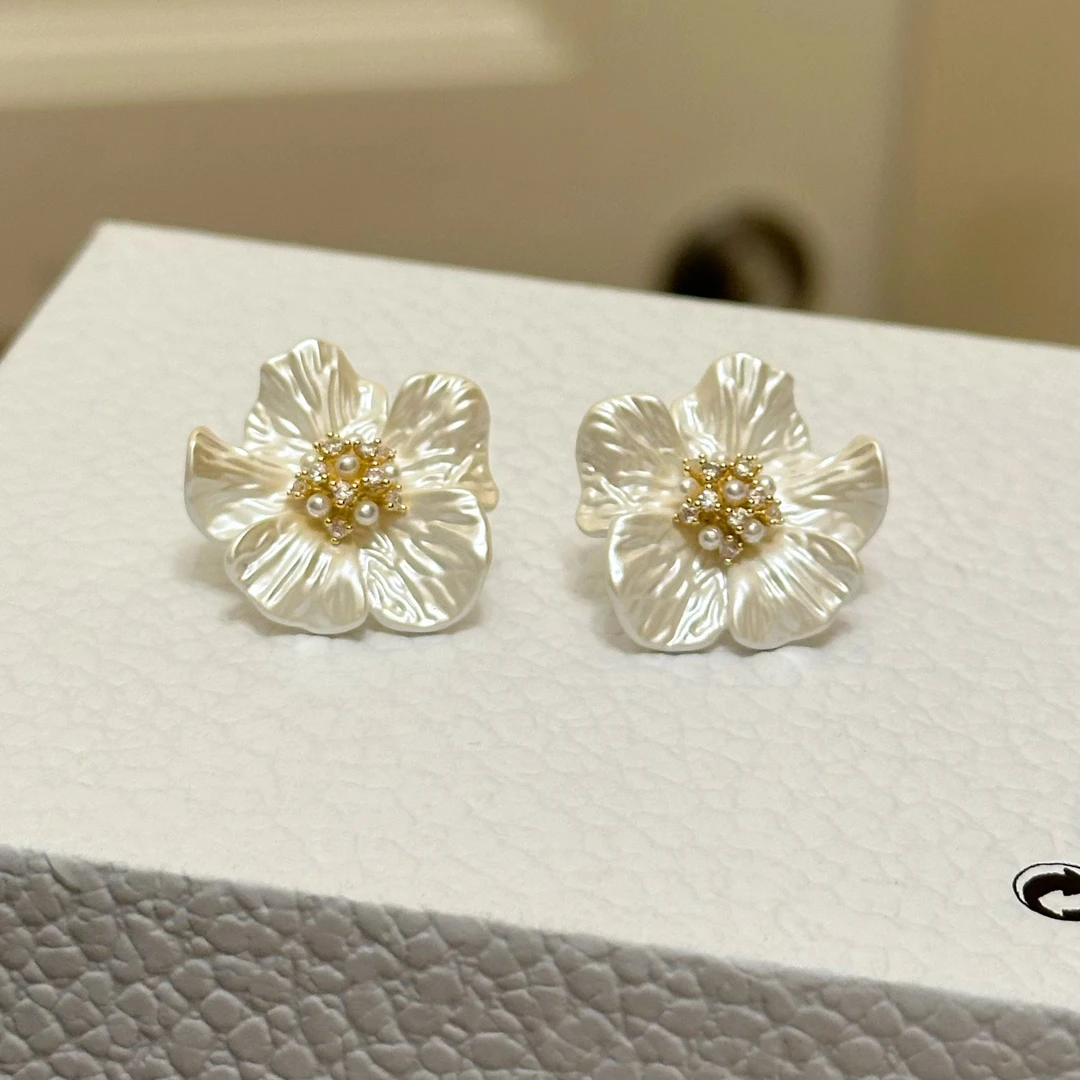 铜合金仿珍珠耳饰 E0212 时尚花朵耳钉度假风法式小众