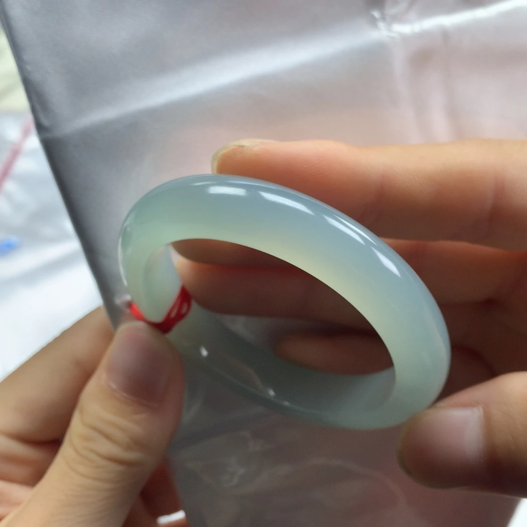 翡翠手镯未镶嵌翡翠