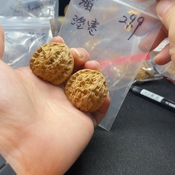 洛***寒把件文玩核桃白狮子