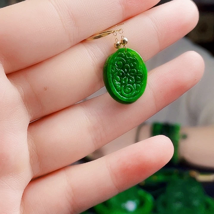 翡翠18K金镶嵌颈饰多样性