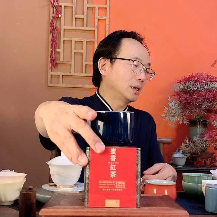 高山生态红茶含杯