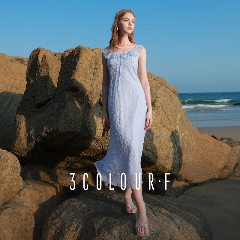 三彩独醒2025夏季新款法式度假风连衣裙花边系带方领长裙F