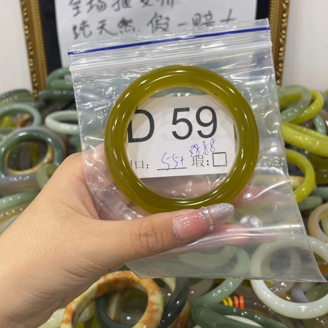 未镶嵌蛇纹石玉颈饰华*?