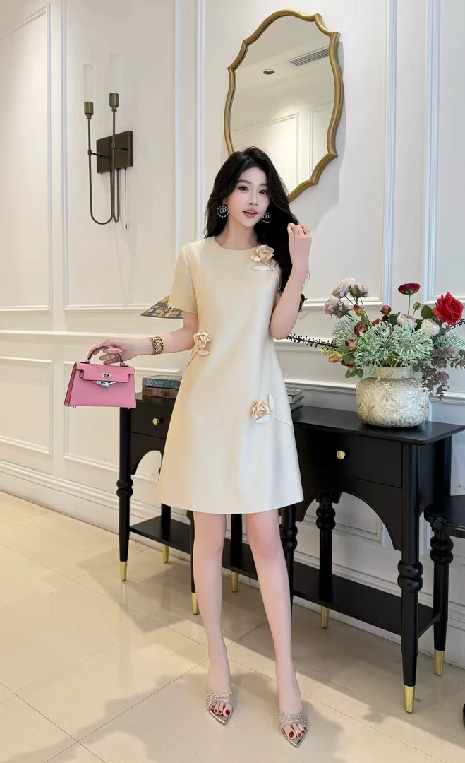 2025夏季新款立体花朵显瘦锻面P千金感气质连衣裙