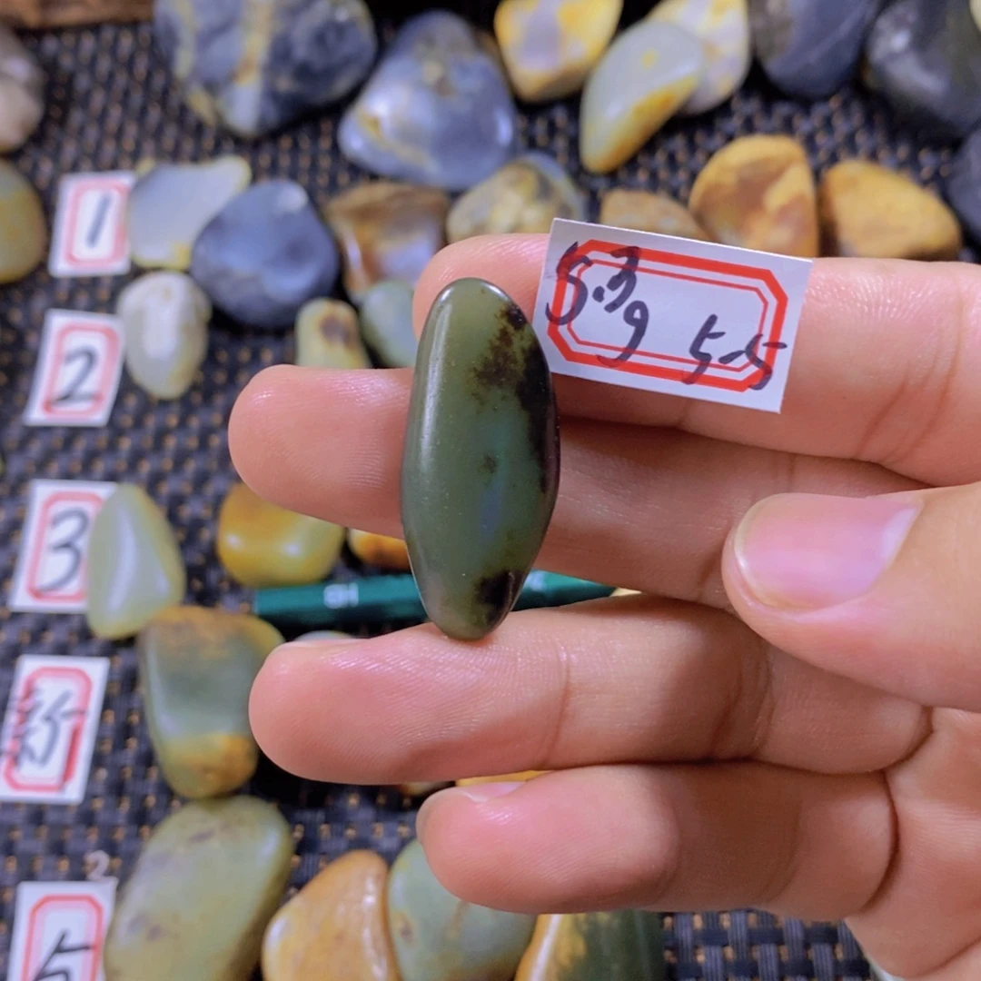 颈饰未镶嵌和田玉（糖玉）