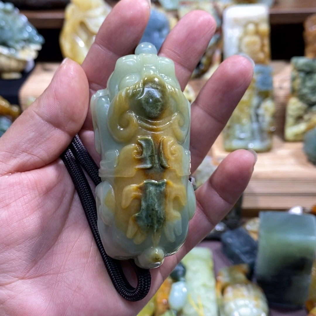 蛇纹石玉未镶嵌颈饰小****熊