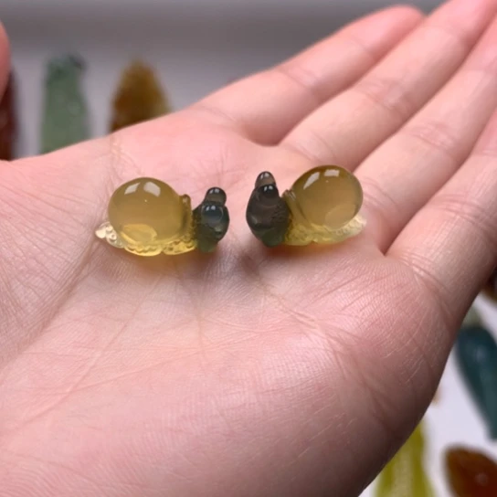 岫玉未镶嵌颈饰蜗牛