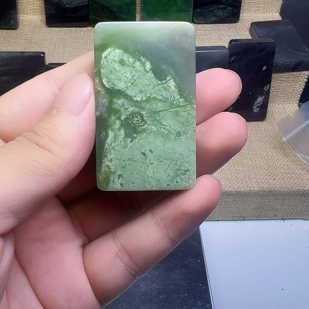 未镶嵌和田玉珠宝半成品有瑕