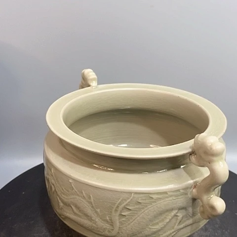 摆件越窑三足炉造型美观