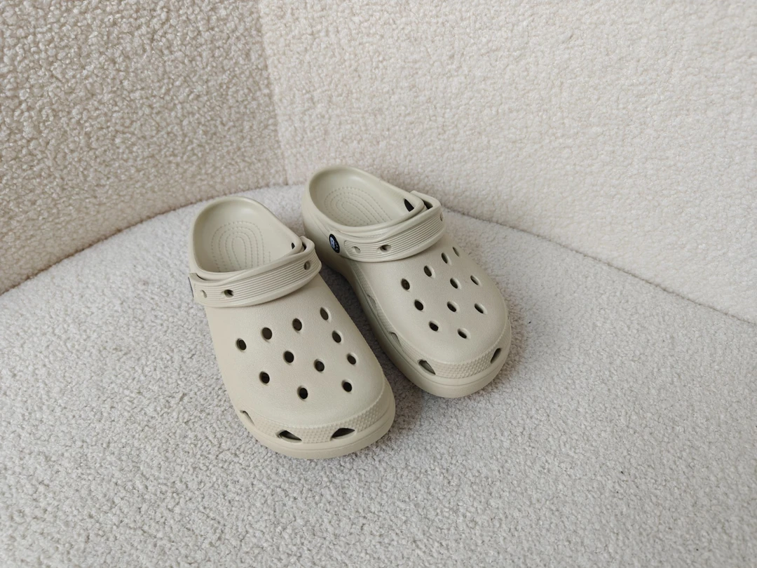 老王甄选 夏季新款 时尚潮流百搭休闲简约防滑洞洞鞋