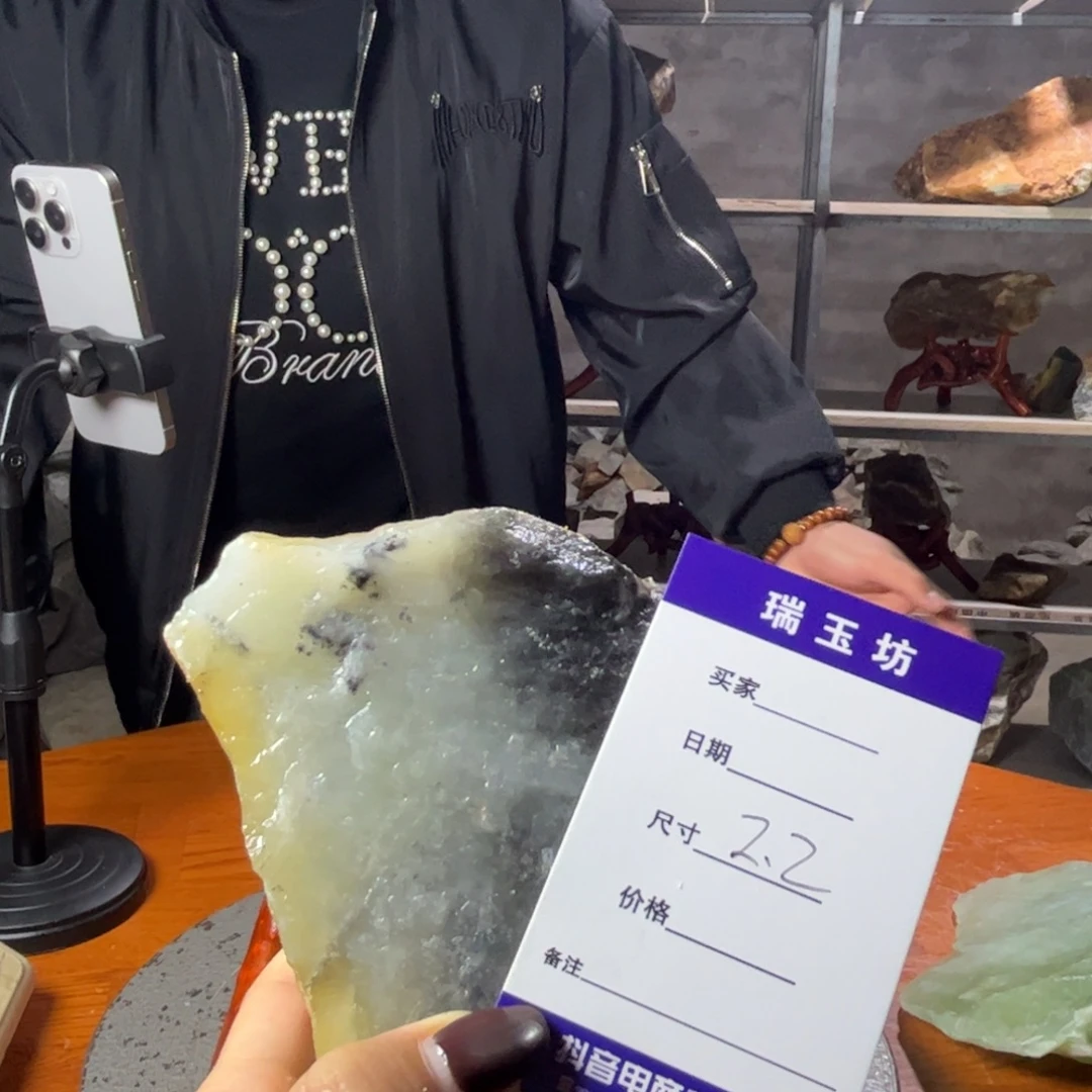 潇***哥未镶嵌蛇纹石玉岫岩纯天然原石