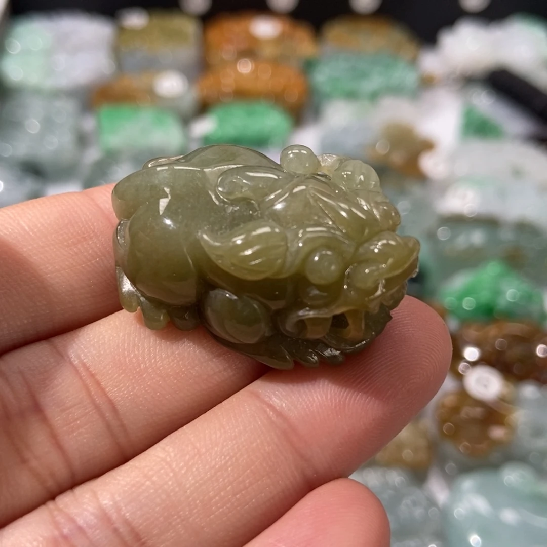 翡翠未镶嵌颈饰貔貅