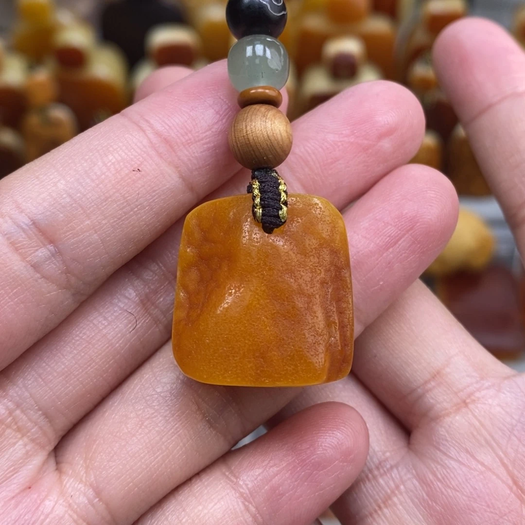 蜜蜡未镶嵌珠宝奇石