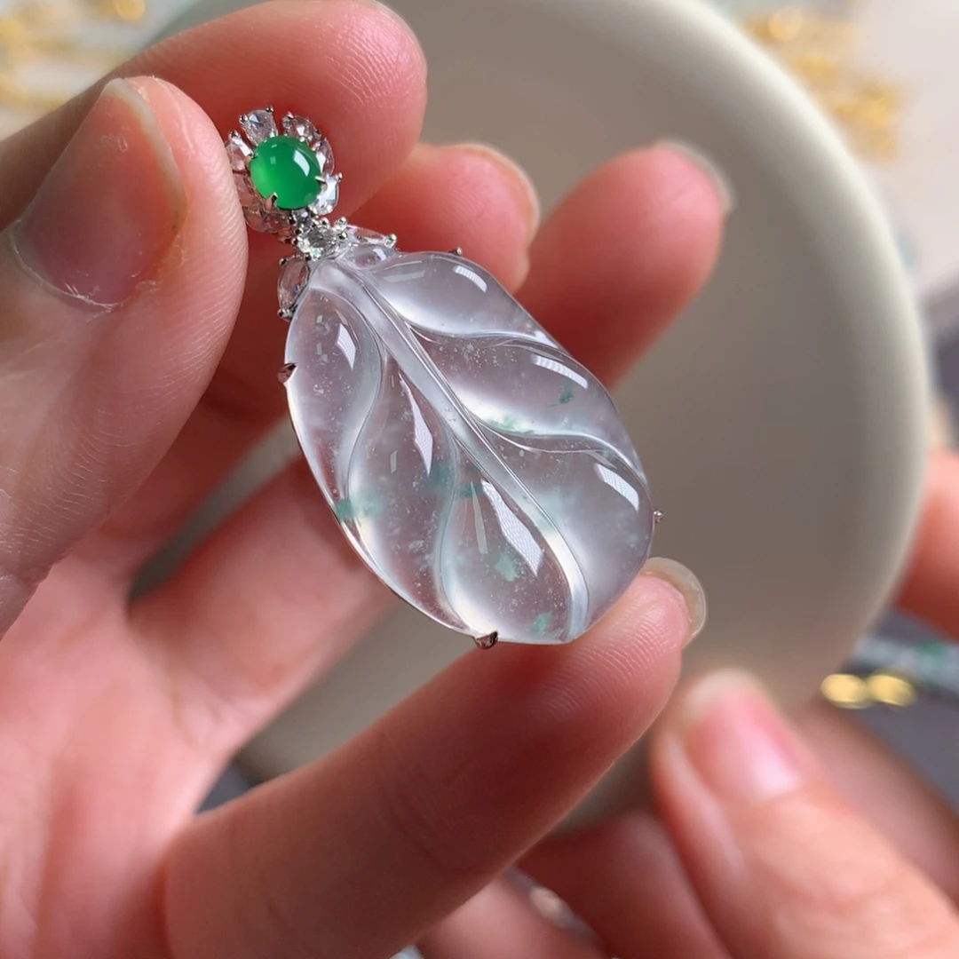 颈饰18K金镶嵌翡翠吊坠