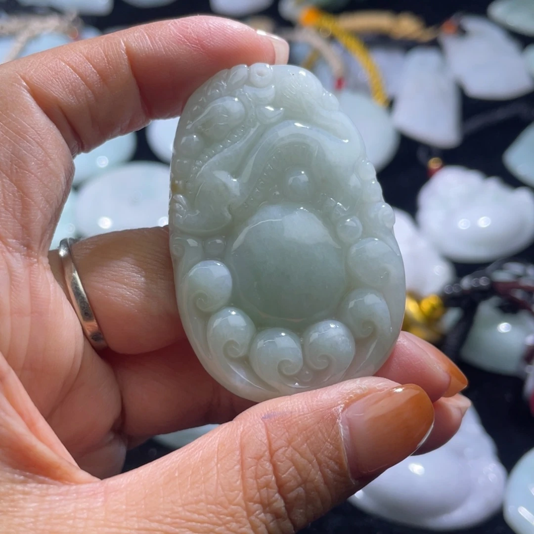 翡翠未镶嵌颈饰龙牌