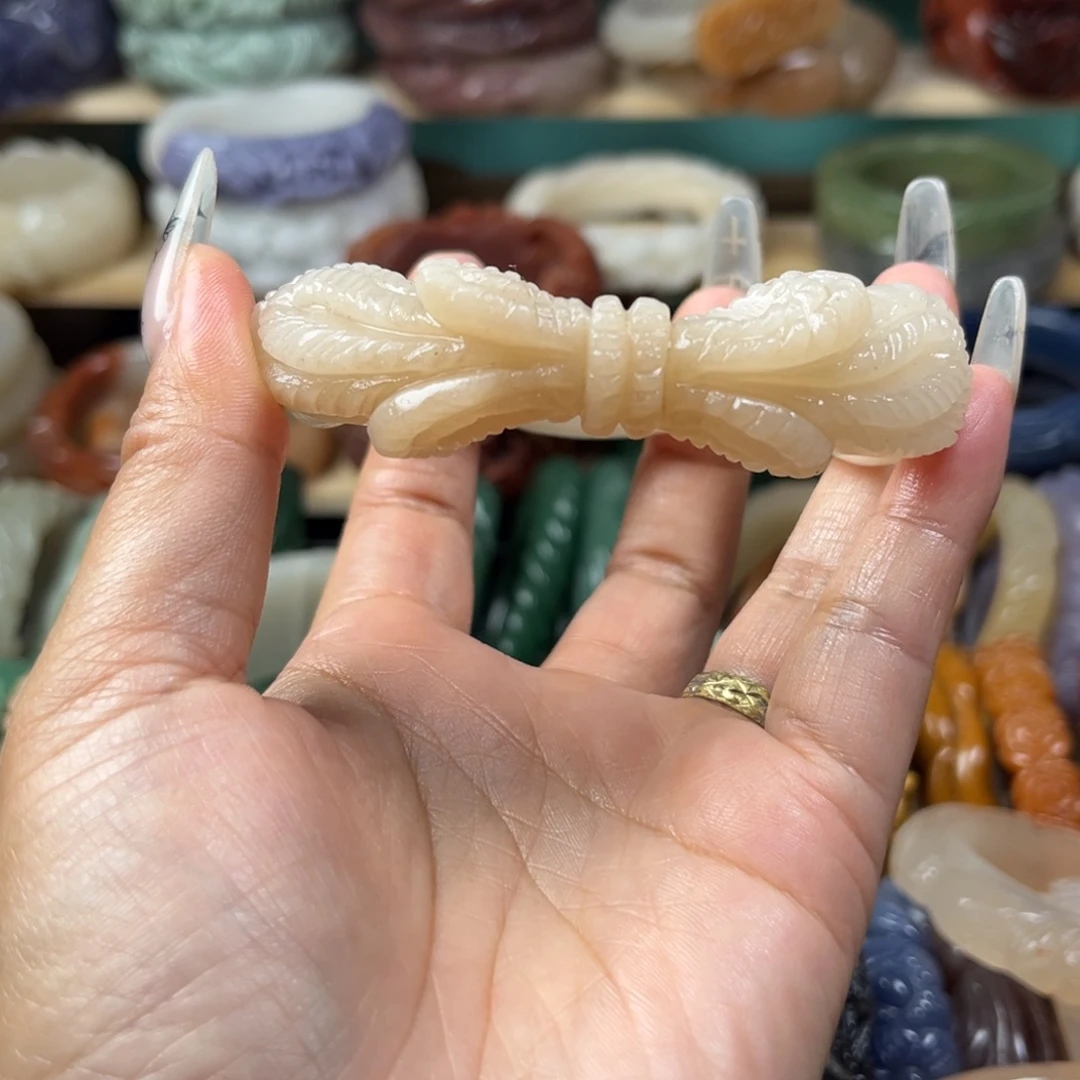 石英质玉未镶嵌雕花手镯