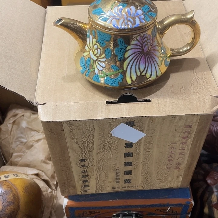 紫砂茶壶原矿泥料手工制作的一把紫砂壶。