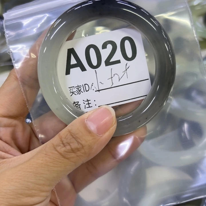྅***梨蛇纹石玉未镶嵌手镯