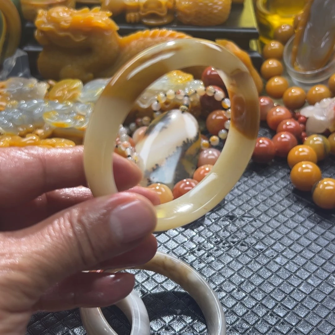 石英质玉未镶嵌颈饰