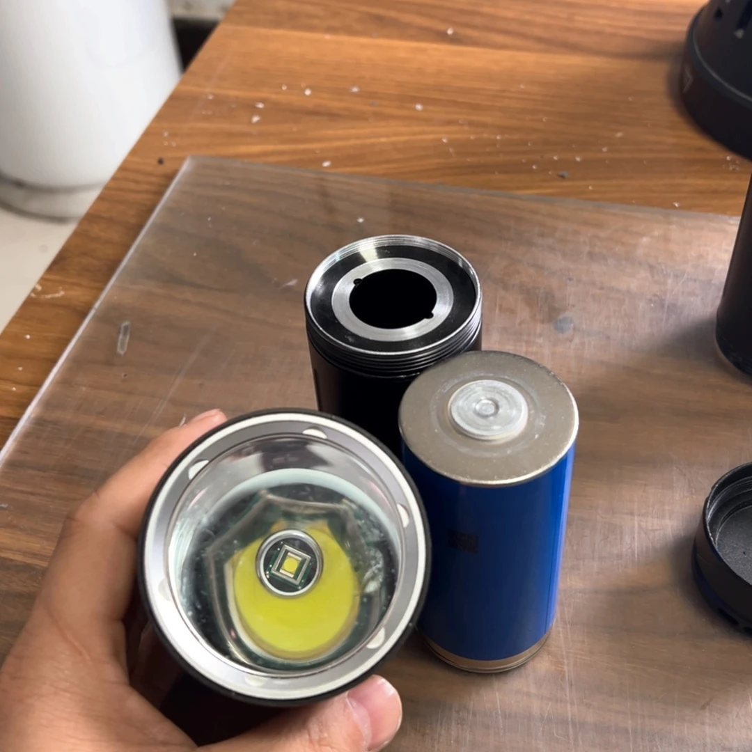 46950强光照射手电筒