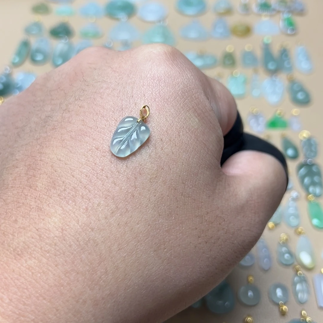 翡翠颈饰18K金镶嵌叶子