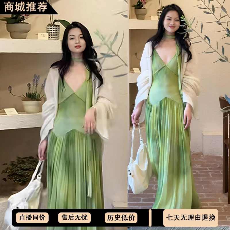 法式V领绿色晕染吊带连衣裙女2025新款飘带设计收腰海边度假长裙