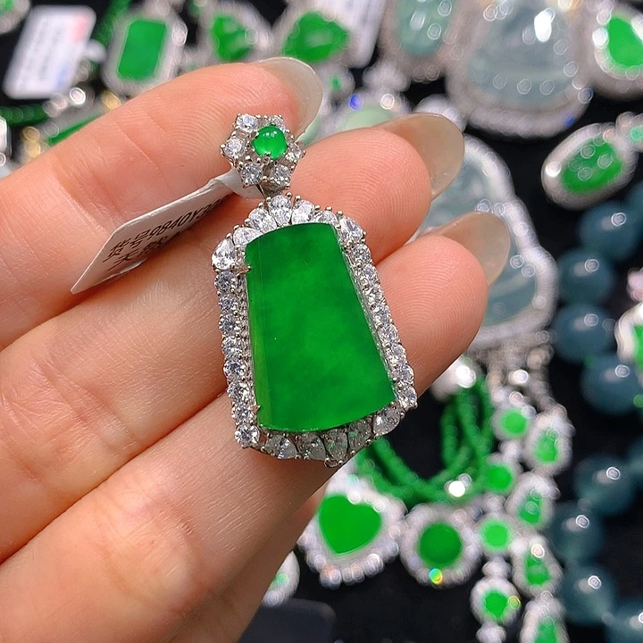 翡翠颈饰未镶嵌翡翠