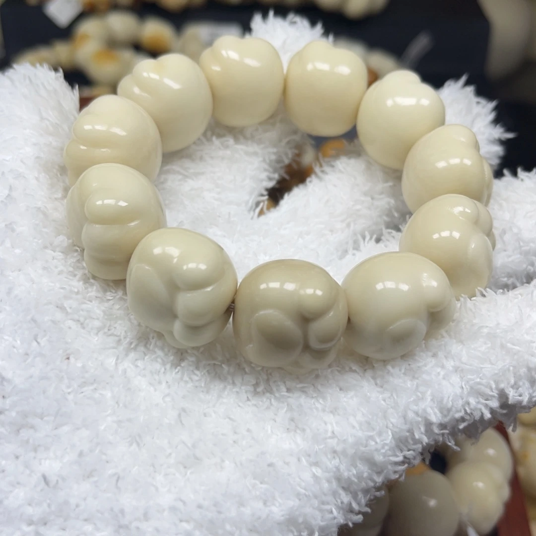 白玉菩提手串8.16.2瑕疵熊掌