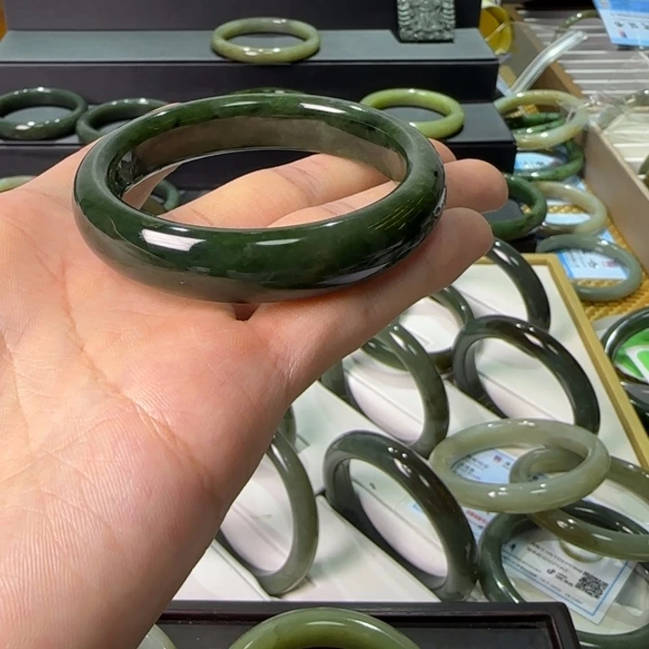 j***g和田玉（碧玉）未镶嵌手镯