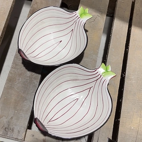 微瑕， 不能明火，口径18高6，2个洋葱