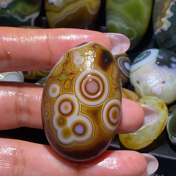 玛瑙/玉髓未镶嵌珠宝奇石150