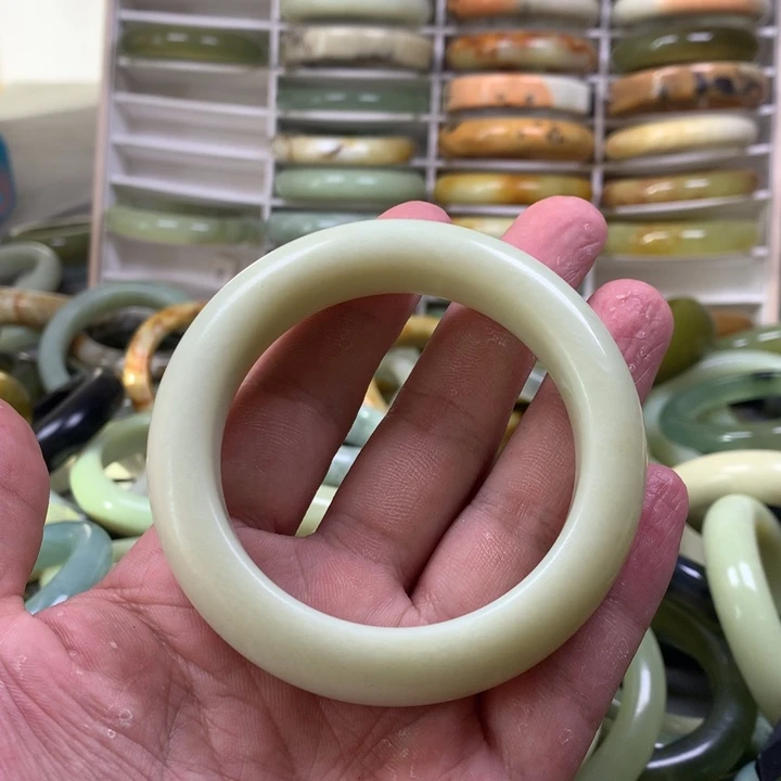 蛇纹石玉手镯未镶嵌生**式