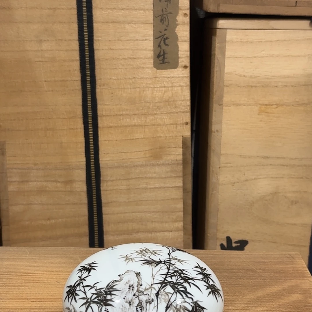 瓷片墨彩竹石粉盒