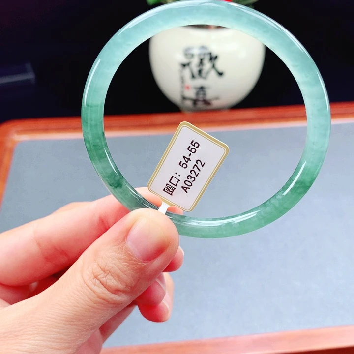 未镶嵌手镯翡翠圆镯