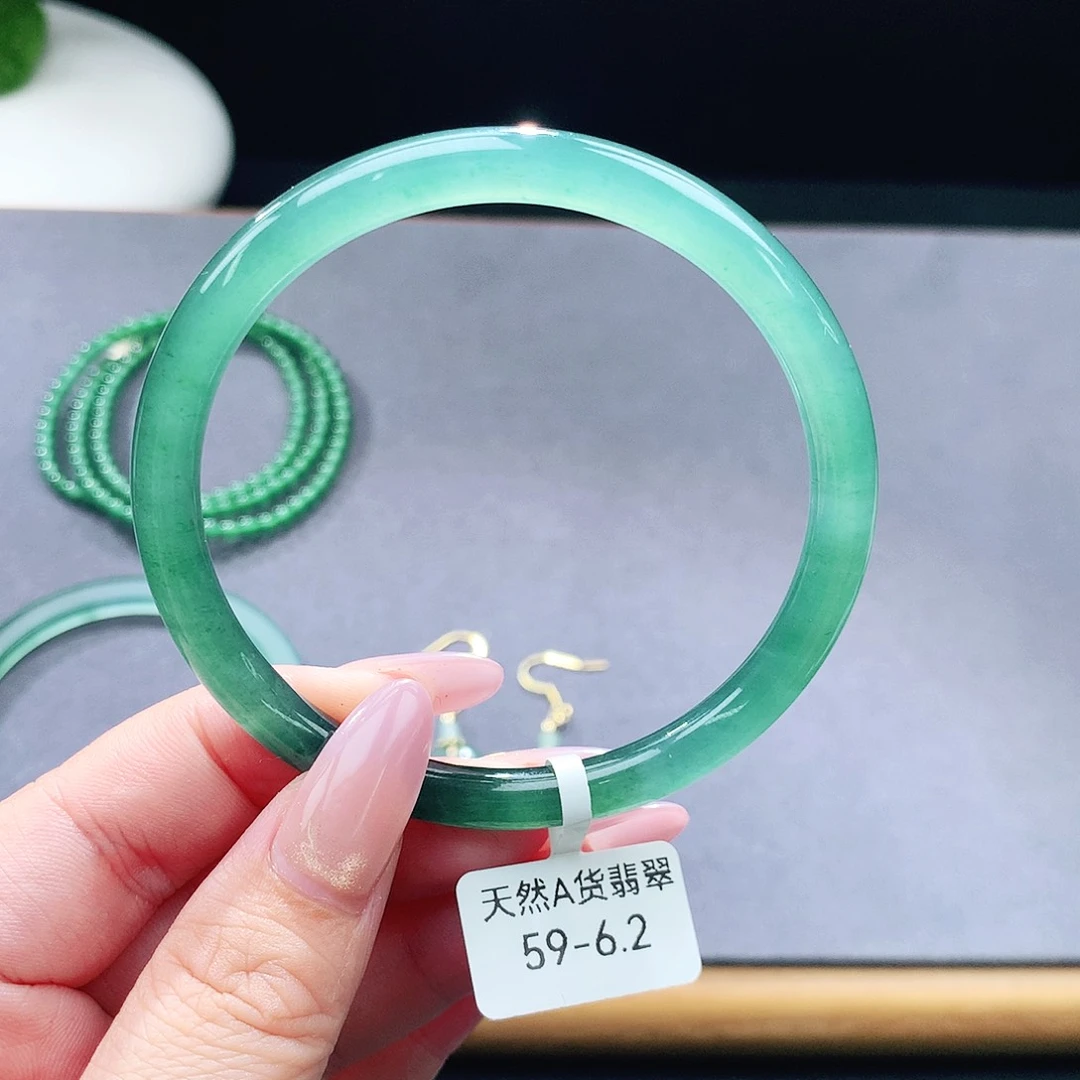 未镶嵌手镯（圆镯）翡翠