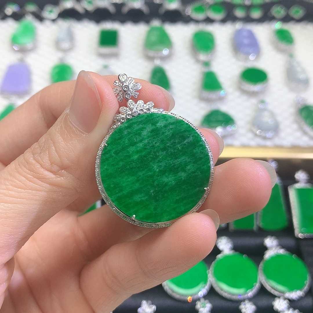 颈饰18K金镶嵌翡翠吊坠