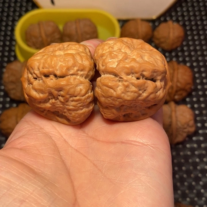 浄***馆文玩核桃把件四开小掐腰超大腿蛙王